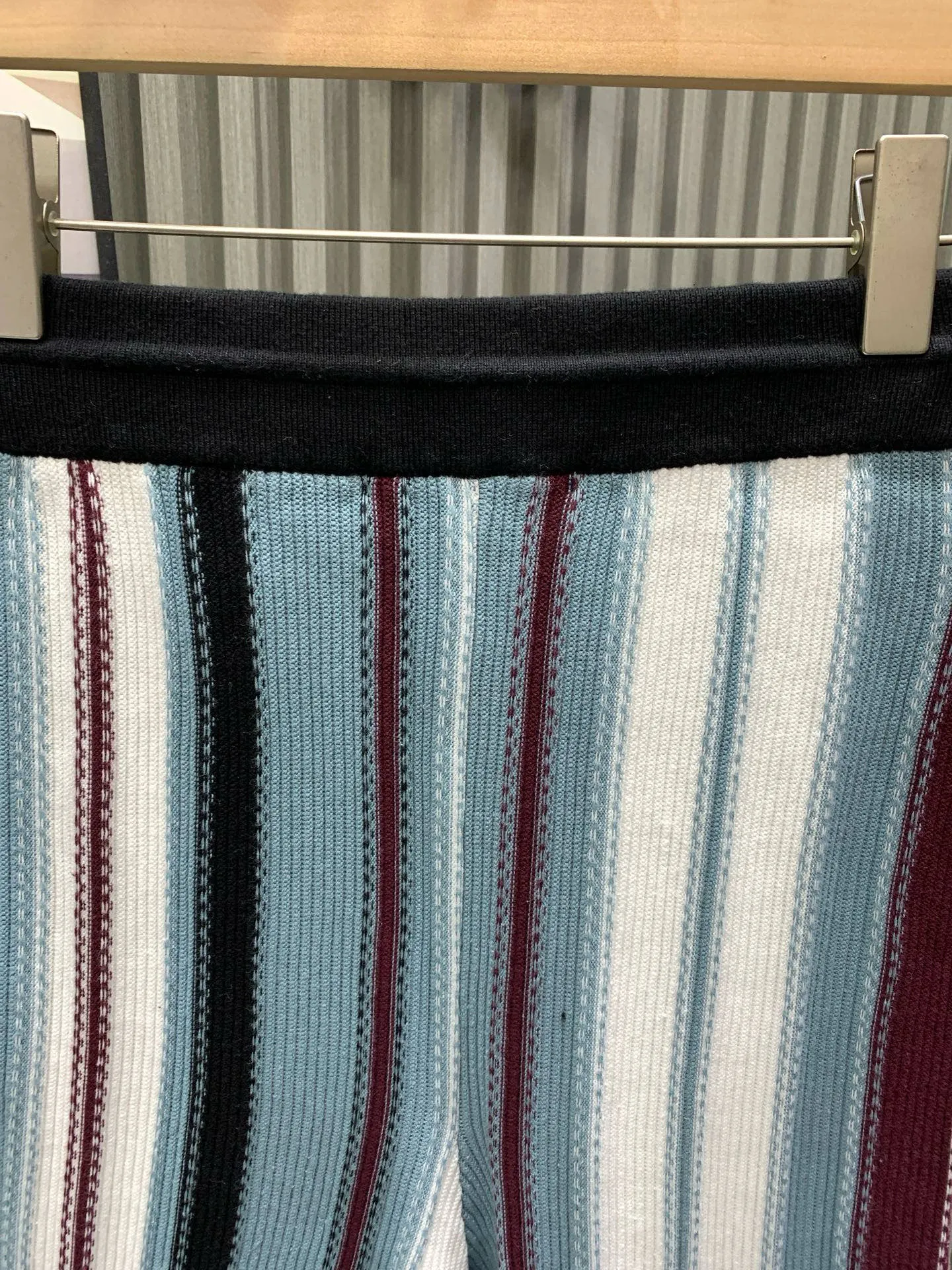 🅿️400 🀄️ Louis Vuitton Louis Vuitton 1v25ss striped jacquard wool. The original version is dyed and the color similarity is as high as 95%. The yarn is made of 2 strips of 260 combed cotton on the bottom + 5 strips of polyester + 1 strip of high elastic stretch frame. The loom is a 14-needle STOLL machine imported from Germany. Each piece of fabric takes 390 minutes. Due to the particularity of this weave, the stability of the machine is very high. Many machines cannot do it. The knitting time is very long. It is easy to produce waste pieces when weaving the piece. The loss will be very large. The sewing disc is sewn with a 20-needle disc. In order to maximize the restoration effect, our large body fabric is knitted using an ultra-fine 16-needle flat machine. The whole piece of clothing has almost no knots. It is recommended to match it with short-sleeved clothes of the same style.